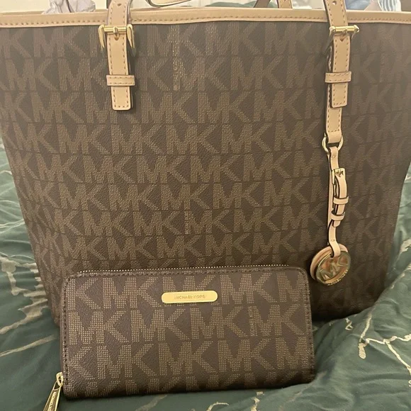 ❌SOLD❌Michael Kors Jet Set Travel Top Zip Signature
Tote Brown. & Wallet - Picture 1 of 13